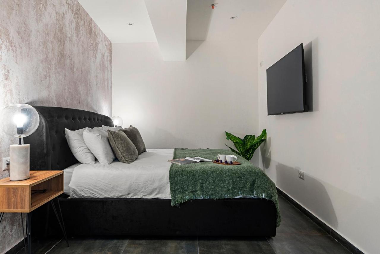 Cozy New Space W Bomb Shelter Steps From M7 Appartement Tel-Aviv